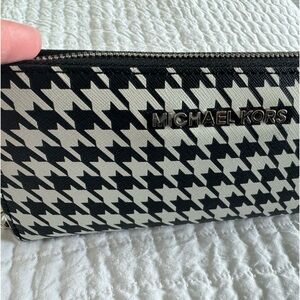 MICHAEL KORS houndstooth wallet like new
